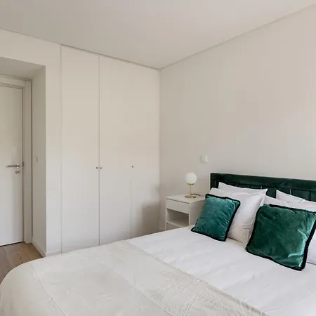 Bright Ajuda Apartment, 2 Bedrooms & Ac * ליסבון